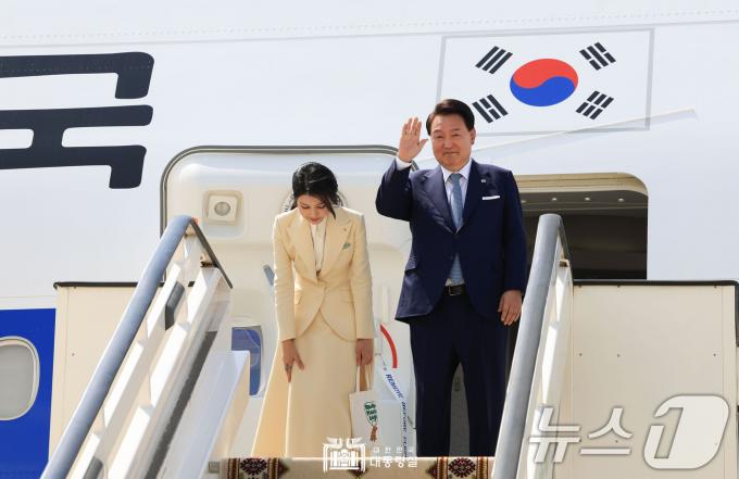 투르크메니스탄 국빈 방문을 마친 윤석열 대통령과 김건희 여사 11일(현지시간) 투르크메니스탄 아시가바트 공항에서 카자흐스탄으로 향하기 위해 전용기인 공군 1호기에 올라 환송 나온 투르크메니스탄 국가최고지도자 겸 인민이사회 의장인 구르반굴리 베르디무하메도프 전 대통령 부부와 인사하고 있다. (대통령실 홈페이지) 2024.6.12/뉴스1 ⓒ News1 송원영 기자