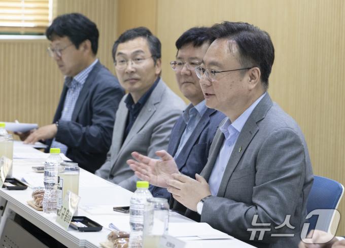 [사진] 송파시니어클럽에서 간담회 하는 조규홍 장관