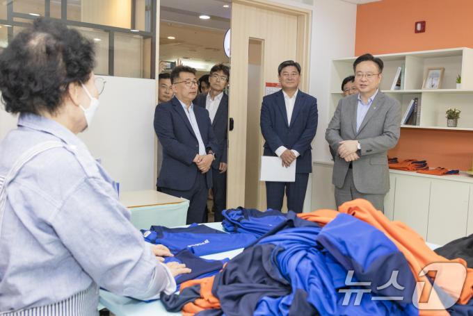 [사진] 송파시니어클럽 찾은 조규홍 장관