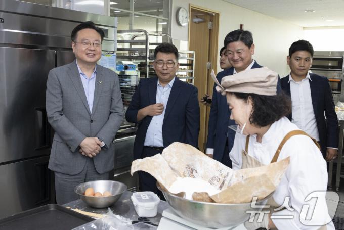 [사진] 조규홍 장관, 송파시니어클럽 방문