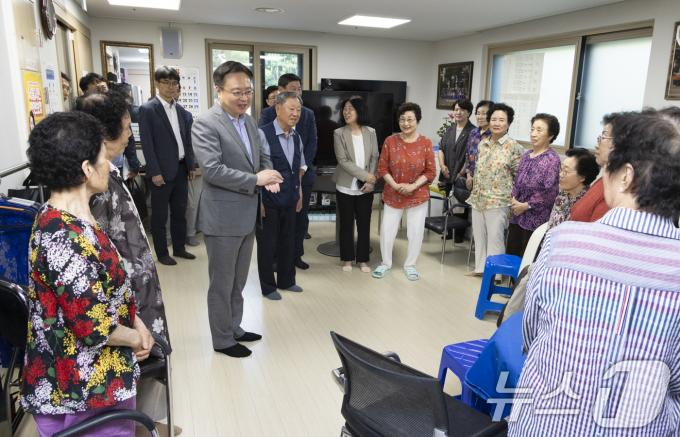 [사진] 어르신들과 대화 나누는 조규홍 보건복지부 장관
