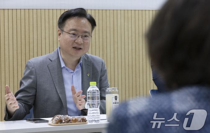 [사진] 송파시니어클럽 찾은 조규홍 장관