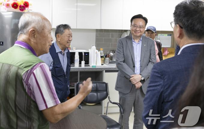 [사진] 경로당 방문한 조규홍 보건복지부 장관