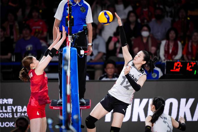 여자 배구 대표팀 이다현이 12일 열린 VNL 일본과의 경기에서 공격을 시도하고 있다. (FIVB 홈페이지)