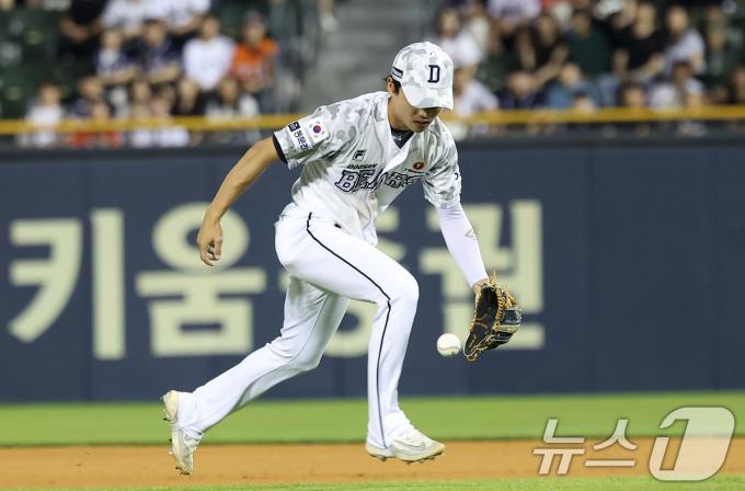 [사진] 공 더듬는 이유찬