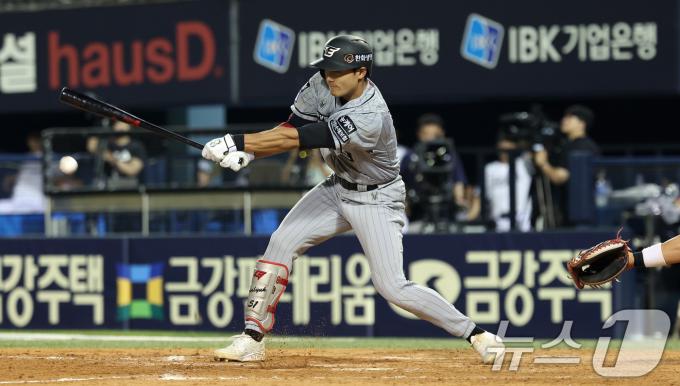 [사진] 내야 안타치는 장진혁