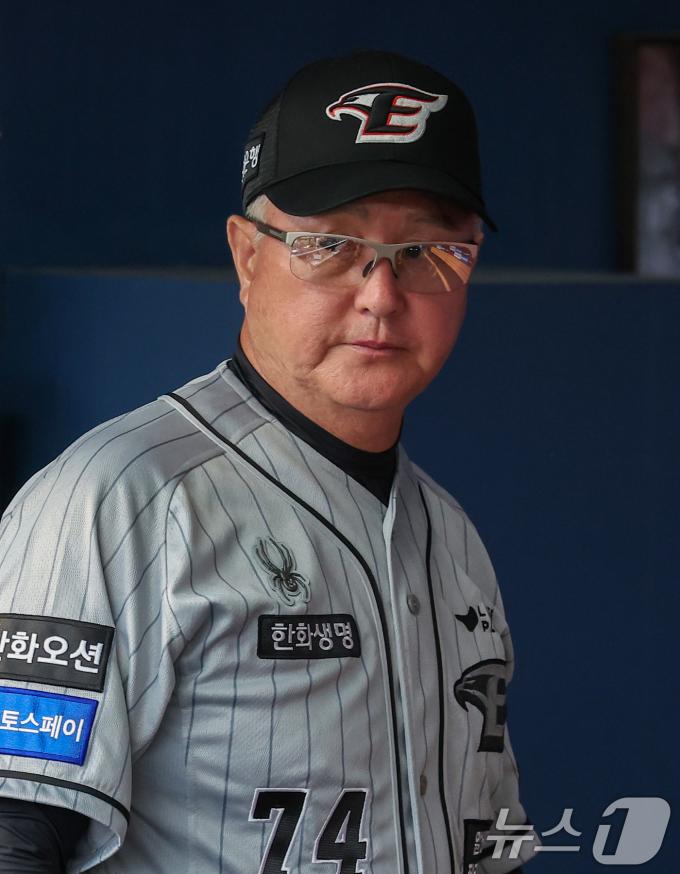 [사진] 그라운드 바라보는 김경문 감독