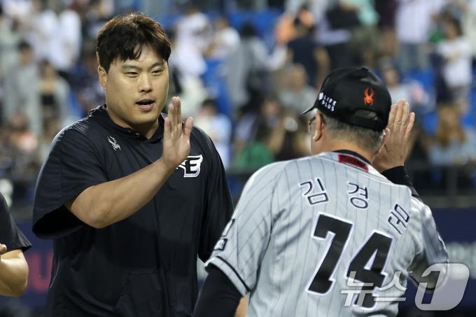 [사진] 김경문 감독과 하이파이브 하는 류현진