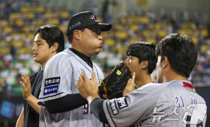 한화 선발 류현진이 12일 오후 서울 송파구 잠실야구장에서 열린 '2024 신한 SOL 뱅크 KBO리그' 한화 이글스와 두산 베어스의 경기, 6회말 수비를 무실점으로 막아낸 후 더그아웃에서 하이파이브를 하고 있다. 2024.6.12/뉴스1 ⓒ News1 김성진 기자
