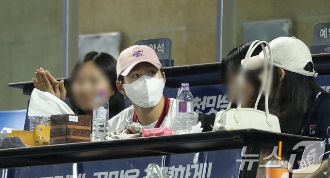 [사진] 중국전 승리 후 야구장 찾은 이강인