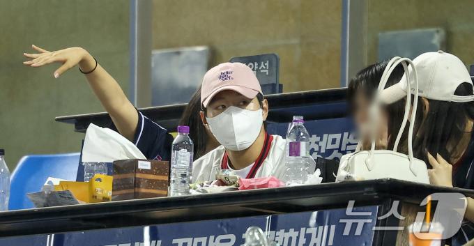 [사진] 골 넣고 야구장 나들이 나선 이강인