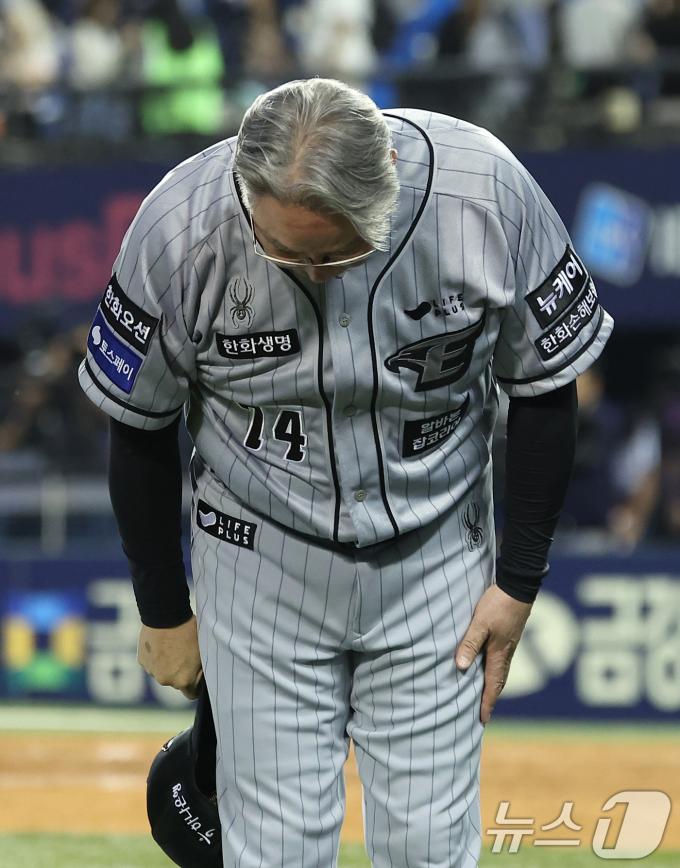 [사진] 관중석 향해 인사하는 김경문 감독