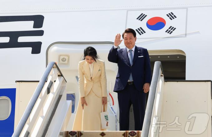 투르크메니스탄 국빈 방문을 마친 윤석열 대통령과 김건희 여사 11일(현지시간) 투르크메니스탄 아시가바트 공항에서 카자흐스탄으로 향하기 위해 전용기인 공군 1호기에 올라 환송 나온 투르크메니스탄 국가최고지도자 겸 인민이사회 의장인 구르반굴리 베르디무하메도프 전 대통령 부부와 인사하고 있다. (대통령실 홈페이지) 2024.6.12/뉴스1 ⓒ News1 송원영 기자
