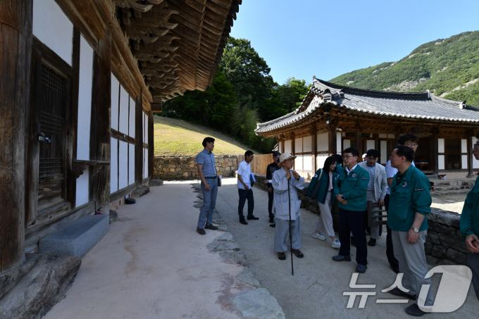 최응천 국가유산청장이 12일 전북 부안 내소사를 방문해 지진 피해를 입은 대웅보전(보물)을 방문해 관계자들과 함께 현장 상태를 점검하고 있다.(국가유산청 제공) 2024.6.12/뉴스1 ⓒ News1 김진환 기자