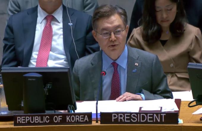 6월 유엔 안전보장이사회 의장국인 한국의 황준국 주유엔 대사가 12일(현지시간) 안보리가 개최한 북한 인권 공식회의를 주재하다 북한 인권 문제에 대한 한국의 입장을 설명하는 발언을 하고 있다. 사진은 유엔웹TV 캡처.