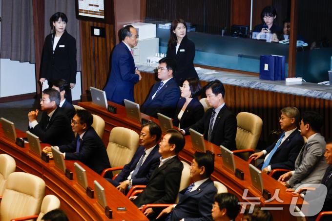 22대 국회 첫 본회의가 여당인 국민의힘 불참 속에 열린 5일 오후 서울 여의도 국회 본회의장에서 추경호 국민의힘 원내대표가 의사진행발언을 마친 후 이재명 대표 등 민주당 의원들을 뒤로한채 퇴장하고 있다. 2024.6.5/뉴스1 ⓒ News1 안은나 기자