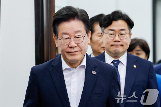 이재명 더불어민주당 대표와 박찬대 원내대표가 12일 오전 서울 여의도 국회에서 열린 최고위원회의에 입장하고 있다. 2024.6.12/뉴스1 ⓒ News1 안은나 기자