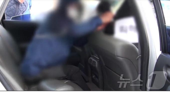 2013년 11월 28일 전북 군산에서 진행된 현장검증에서 내연남 B 씨가 C 씨를 둔기로 살해하는 장면을 재현하고 있다. (KBS 갈무리) ⓒ 뉴스1