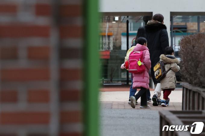 서울 시내의 한 초등학교에서 학생들이 등교를 하고 있다. (사진은 기사 내용과 무관함) / 뉴스1 ⓒ News1