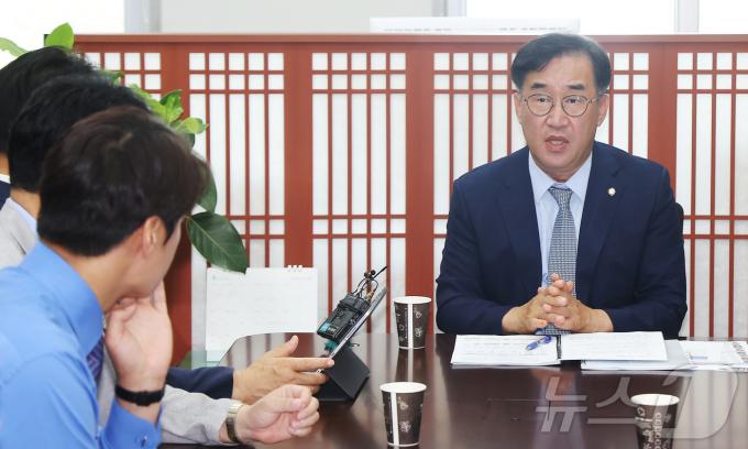 맹성규 국회 국토교통위원장이 11일 오전 서울 여의도 국회 국토교통위원장실에서 국토위원들과 상견례를 겸한 첫 회의를 갖고 인사말을 하고 있다. 2024.6.11/뉴스1 ⓒ News1 김민지 기자