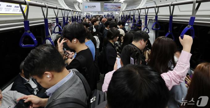30일 오전 서울 지하철 4호선이 출근하는 시민들로 붐비고 있다. 다음 달 1일 첫차부터 출·퇴근시간대 혼잡도가 높은 서울 지하철 4·7호선 열차 운행이 각 2회씩 증편될 예정이다. 증편 지하철은 4호선의 경우 출근 시간대에, 7호선은 퇴근 시간대에 각각 2회 운행된다. 2024.4.30/뉴스1 ⓒ News1 박지혜 기자