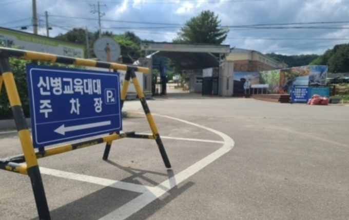 육군 12사단에서 군기 훈련을 받다 숨진 훈련병이 병원으로 후송될 당시 "죄송하다"는 말을 남긴 것으로 알려졌다. 사진은 12사단 신병교육대 앞 모습. /사진=뉴스1