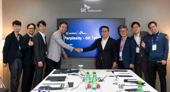 지난 2월27일(현지시각) MWC24 전시장에서 유영상 SKT 사장(오른쪽에서 4번째)과 드미트리 쉬벨렌코 퍼플렉시티 최고비즈니스책임자(CBO, 왼쪽서 4번째)가 AI 사업 및 기술 협력을 위한 MOU 체결 후 기념 촬영하는 모습. /사진=SK텔레콤