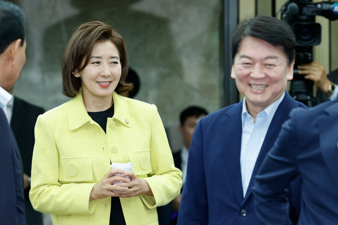 안철수 국민의힘 의원(경기 성남분당갑)이 당대표 출마에 대해 생각 중이라고 전했다. 사진은 나경원 국민의힘 의원(서울 동작을)과 안 의원(오른쪽)이 지난 3일 서울 여의도 국회에서 열린 22대 국회 첫 의원총회에 참석한 모습. /사진=뉴스1