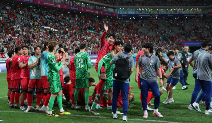 한국 축구대표팀이 북중미월드컵 아시아지역 3차예선에서 톱시드에 포함됐다. 사진은 지난 11일서울월드컵경기장에서 열린 중국과의 2차 예선 조별리그 C조 6차전에서 승리한 한국 선수들이 관중의 환호에 답하는 모습. /사진=뉴시스