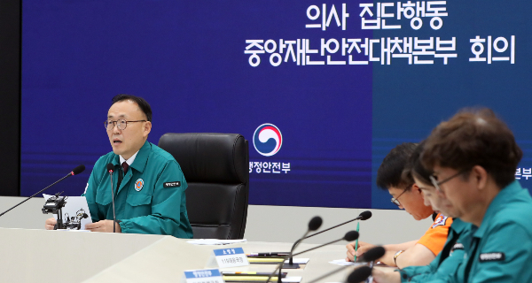 정부가 의료계의 집단휴진 예고에 대해 불법행위는 엄정대응하겠다고 경고했다. 사진은 이한경 행정안전부 재난안전관리본부장이 13일 오전 세종시 정부세종청사에서 의사 집단행동 중앙재난안전대책본부 회의를 주재하며 발언하는 모습. /사진=뉴스1