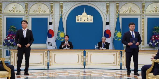 현대엔지니어링이 카자흐스탄 악 오르다 대통령궁에서 현지 국영석유가스공사 카즈무나이가스와 석유·가스 및 석유화학 분야 협력관계 수립을 위한 협력계약(CA)을 맺었다. 사진은 계약식에 참석했던 윤석열(뒷줄 왼쪽) 대통령, 카심조마르트 토카예프(뒷줄 오른쪽) 카자흐스탄 대통령과 홍현성(앞줄 왼쪽) 현대엔지니어링 대표이사와 아쉬캇 카세노프 카즈무나이가스(앞줄 오른쪽) 회장. /사진=뉴시스