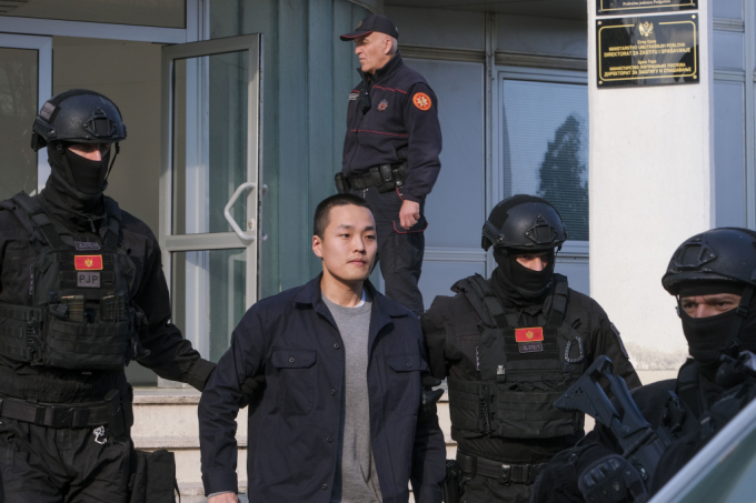  가상화폐 '테라·루나' 사태의 핵심 인물 권도형 테라폼랩스 대표가 약 6조원대의 벌금 및 환수금을 내기로 미 당국과 합의했다. 사진은 몬테네그로 포드고리차의 경찰청에서 조사를 받은 후 경찰관들에게 이끌려 나오는 권 전 대표의 모습. /사진= 뉴시스  