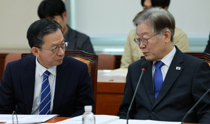 '친명계'(친이재명계)인 정성호 더불어민주당 의원(경기 동두천·양주시연천군갑)이 검찰의 이재명 민주당 대표 '쌍방울 대북송금' 사건 관련 추가 기소에 대해 유죄를 전제로 한 수사라며 비판했다. 사진은 이 대표(오른쪽)와 정 의원이 지난해 11월9일 서울 여의도 국회에서 열린 국방위원회 전체회의에서 대화를 나누는 모습. /사진=뉴시스