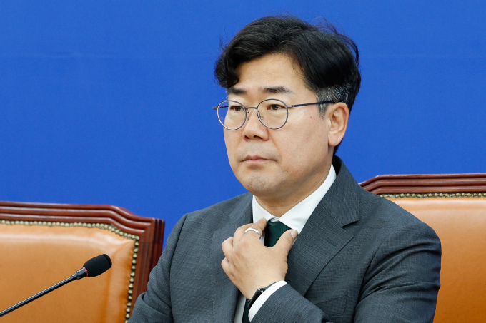 박찬대 더불어민주당 원내대표가 민주당의 상임위원장 선출 강행을 비판하는 국민의힘을 향해 국회 원 구성 기회를 줬음에도 거부한 것이라고 강조했다. 사진은 박 원내대표가 13일 서울 여의도 국회에서 열린 정책조정회의에 참석해 진성준 정책위의장 발언을 듣는 모습. /사진=뉴스1
