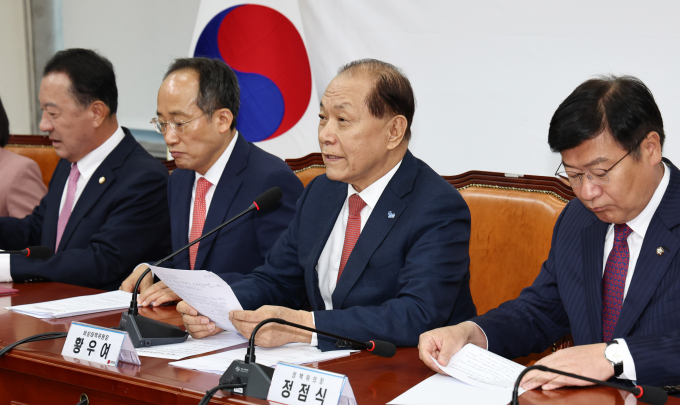 국민의힘 비상대책위원회가 13일 전당대회 경선 규칙을 당원 투표 80%, 일반 국민 여론조사 20%로 변경했다. 사진은 황우여 국민의힘 비상대책위원장(오른쪽에서 두번째)이 지난달 16일 서울 여의도 국회에서 열린 비대위 회의에서 모두발언을 하는 모습. /사진=뉴스1