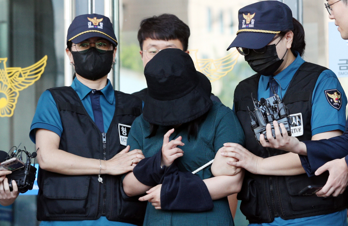 '과외 앱'을 통해 일면식 없는 여성에게 접근해 흉기로 살해한 뒤 시신을 훼손·유기한 정유정(24)이 무기징역을 확정받았다.사진은 지난해 6월 검찰에 송치되기 위해 부산 동래경찰서를 나서는 정유정. /사진=뉴시스