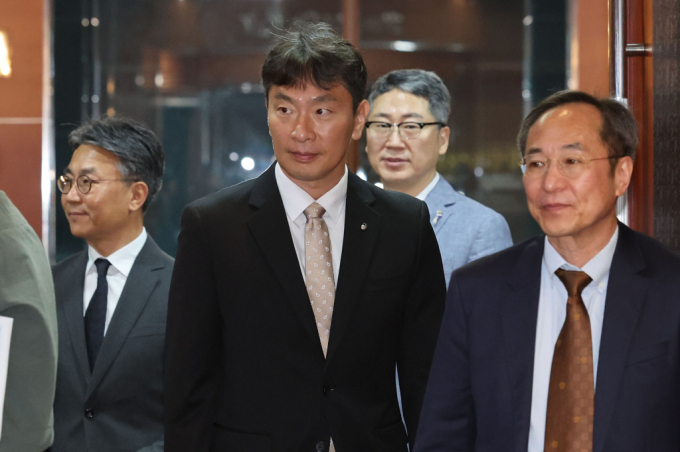  이복현 금융감독원장이 12일 오전 서울 여의도 금융투자협회에서 열린 자본시장 선진화를 위한 기업지배구조 정책 세미나에 참석하고 있다./사진=뉴시스