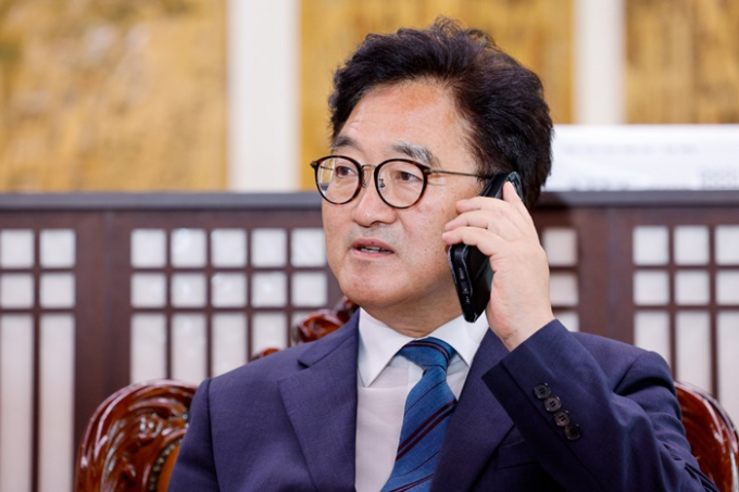 우원식 국회의장이 13일 본회의 개최를 열지 않을 것으로 보인다. 사진은 우 의장이 지난 10일 서울 여의도 국회의장실에서 여·야 원내대표를 기다리며 통화하는 모습. /사진=뉴스1
