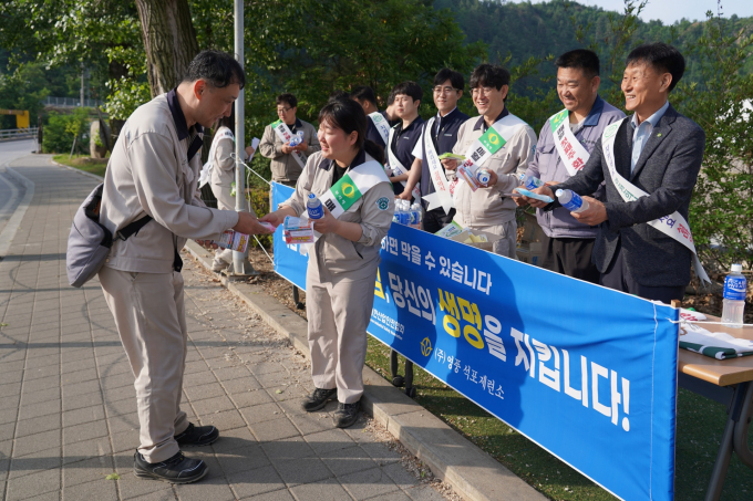 13일 오전 경북 봉화군 석포면 ㈜영풍 석포제련소 1공장 정문 앞에서 열린 ‘6월 안전점검의 날’ 행사에서 참가자들이 출근길 임직원들에게 격려품을 나눠주며 ‘작업 안전 실천’을 당부하고 있다. / 사진=영풍