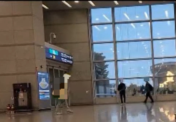 인천국제공항 한복판에서 테니스를 친 민폐커플이 온라인 상에서 논란이 되고 있다. 사진은 인천국제공항 출입구 쪽에서 테니스를 치고 있는 커플의 모습./ 사진=보배드림 사회관계망서비스 캡처