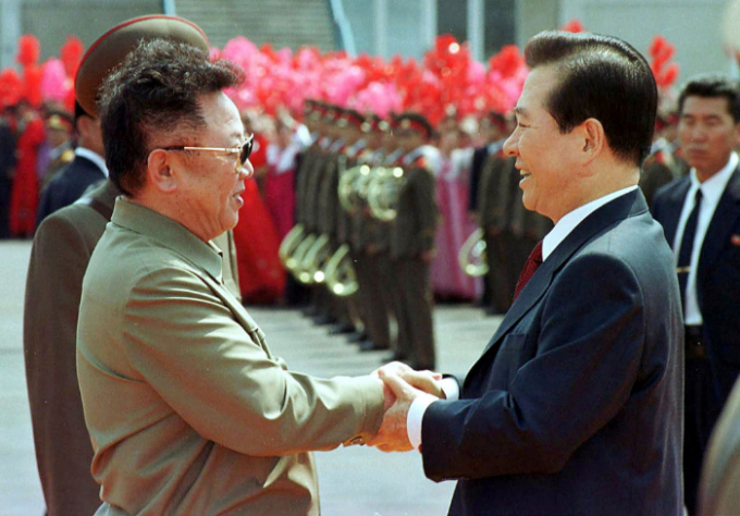 2000년 6월15일 평양에서 남북정상회담이 열렸다. 사진은 2000년 6월13일 당시 김대중 대통령과 김일성 북한 국방위원장이 평양에서 만나 악수하는 모습. / 사진= 머니투데이