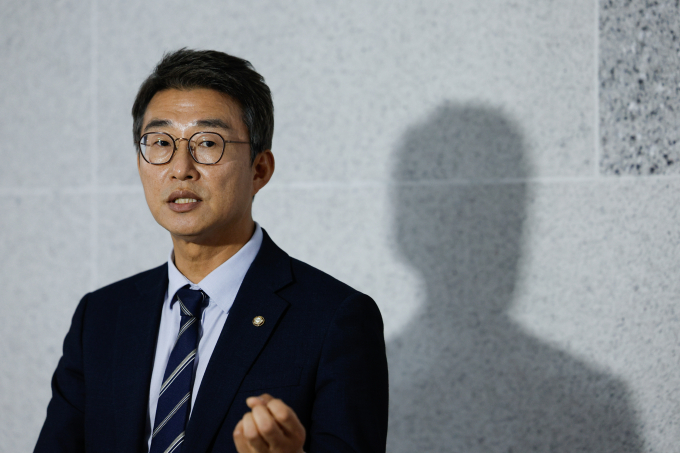 더불어민주당이 13일 김건희 여사 특검법을 22대 국회에서 당론으로 재추진하겠다고 밝혔다. 사진은 노종면 민주당 원내대변인이 지난 12일 서울 여의도 국회의원회관에서 정치검찰사건조작특별대책단 회의를 마친 뒤 기자들 질문에 답하는 모습. /사진=뉴스1