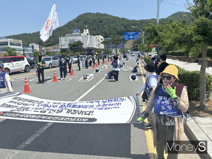 전국장애인부모연대 전남지부가 13일 오전 10시 30분 전남도청 앞에서 발달장애인 가정 보호정책과 지원체계 마련을 촉구하며 오체투지를 하고 있다./홍기철기