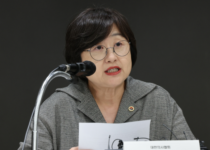 대한의사협회(의협)가 다음 주 예고된 집단휴진과 관련해 정부와 대화를 요구했다. 사진은 13일 브리핑을 진행하는 최안나 의협 대변인. /사진=뉴스1