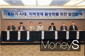  11일 한국은행 광주전남본부가 주최한 '2024년 지역경제 공동세미나'에서 패널들이 발언을 하고 있다. /사진=한국은행 광주전남본부 제공.