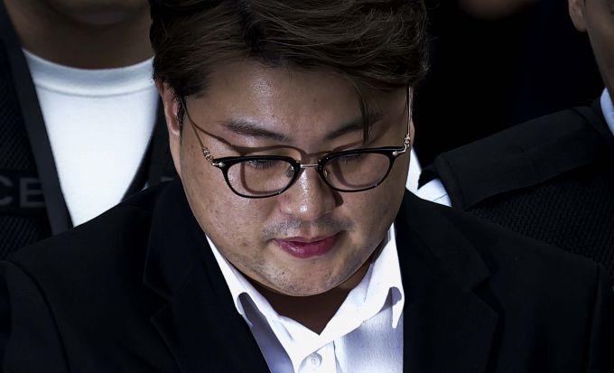 음주운전 뺑소니 혐의로 구속 송치된 가수 김호중이 지상파 3사에서 모두 손절 당했다.사진은 지난달 24일 서울 서초구 서울중앙지방법원에서 열린 영장실질심사(구속 전 피의자심문)을 마친 뒤 법원을 나선 가수 김호중. /사진=뉴시스
