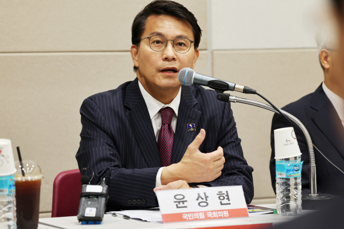 윤상현 국민의힘 의원(인천 동구·미추홀구을)이 한동훈 전 국민의힘 비상대책위원장의 당대표 출마 가능성에 대해 "그러면 뭐 하러 사퇴했나"라며 지적했다. 사진은 윤 의원이 지난 5일 광주 김대중컨벤션센터에서 '진보의 성지 호남이 보는 보수'를 주제로 열린 세미나에 참석한 모습. /사진=뉴스1