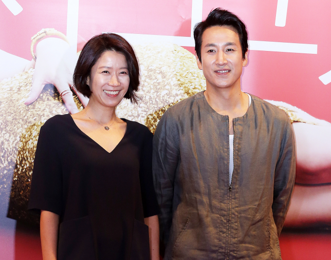 지난해 겨울 아픔을 겪었던 배우 고(故) 이선균과 전혜진이 대중의 곁으로 돌아올 준비를 마쳤다. 사진은 지난 2016년 6월 서울 강남구 메가박스 코엑스에서 진행된 영화 '굿바이 싱글(감독 김태곤)' VIP 시사회에 참석한 배우 전혜진과 故이선균./사진=머니투데이