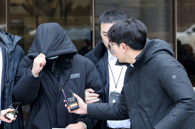 롤스로이스 돌진 사건 가해자에게 마약류 처방 및 환자대상 성범죄 혐의를 받는 40대 염모 씨가 징역 17년 중형을 선고받았다. 사진은 지난해 12월27일 피의자 심문(영장실질심사)를 마친 뒤 법원 밖으로 나가고 있는 염모 씨의 모습. /사진=뉴스1