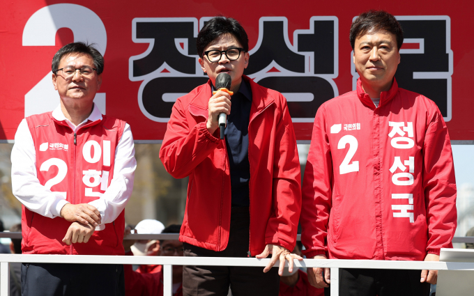 정성국 국민의힘 의원(부산 부산진구갑)이 한동훈 전 국민의힘 비상대책위원장의 당대표 출마설을 언급하며 "다음주까지 동향이 결정될 것"이라고 말했다. 사진은 한 전 위원장(가운데)이 지난 4월1일 부산 부산진구 부전역 앞에서 열린 ‘국민의힘으로 부산진살리기’ 지원유세에서 정 의원(오른쪽)의 지지를 호소하는 모습. /사진=뉴시스 